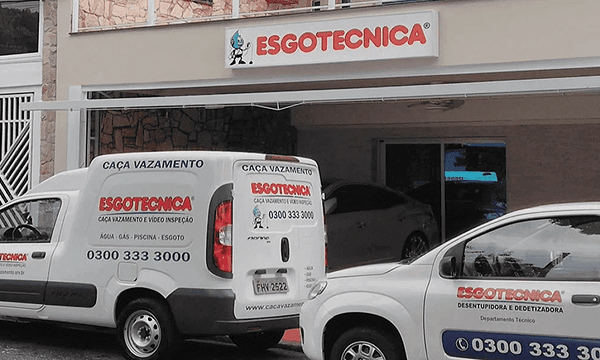 Foto da fachada da sede da Esgotecnica