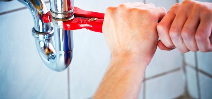 Como escolher um encanador profissional para reparos hidráulicos