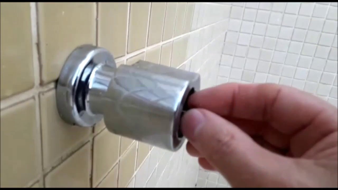 Registro do chuveiro vazando na parede: como resolver 
