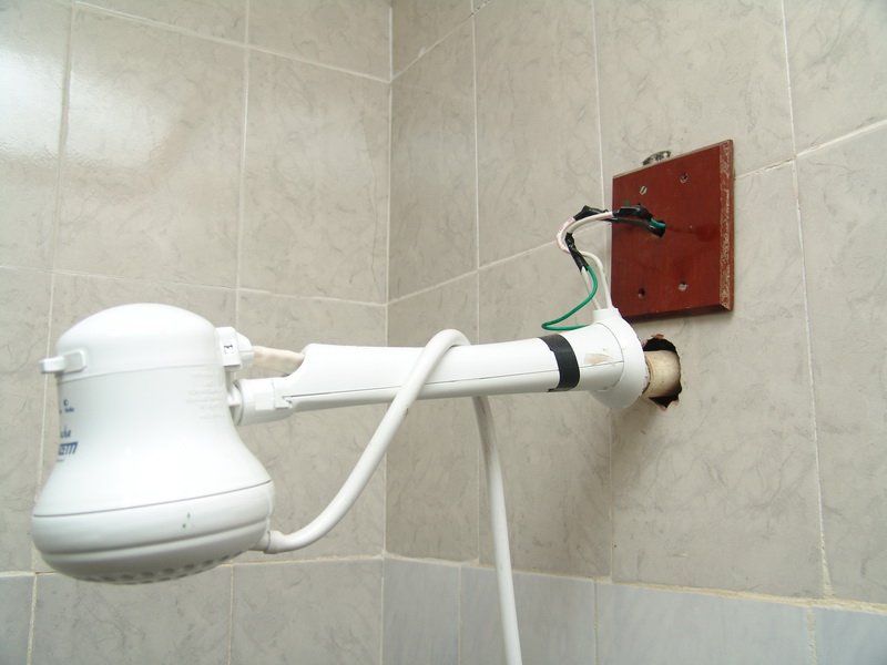 O cano do chuveiro quebrou na parede: e agora?